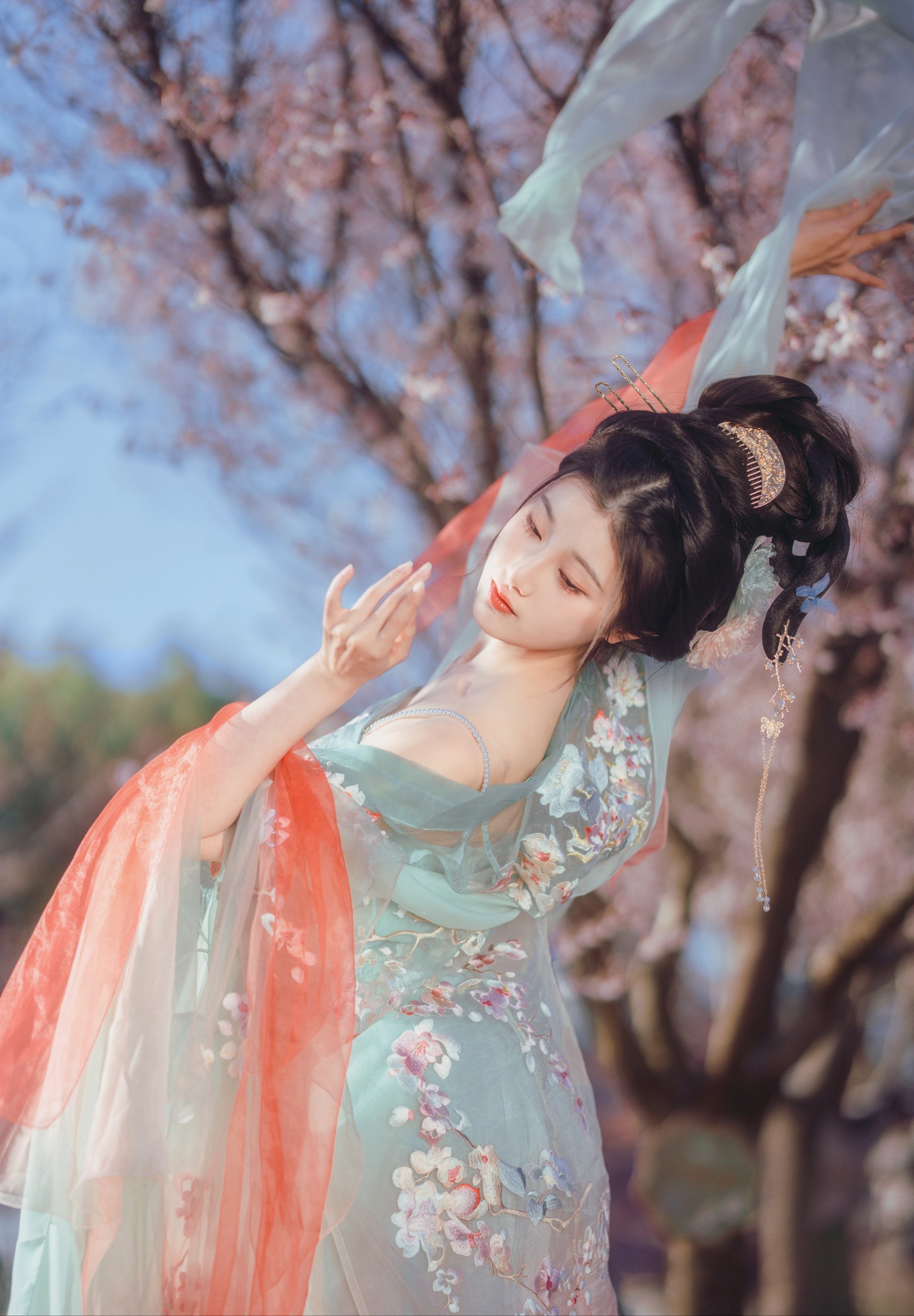 Hanfu poses beneath pear blossoms 1.jpg