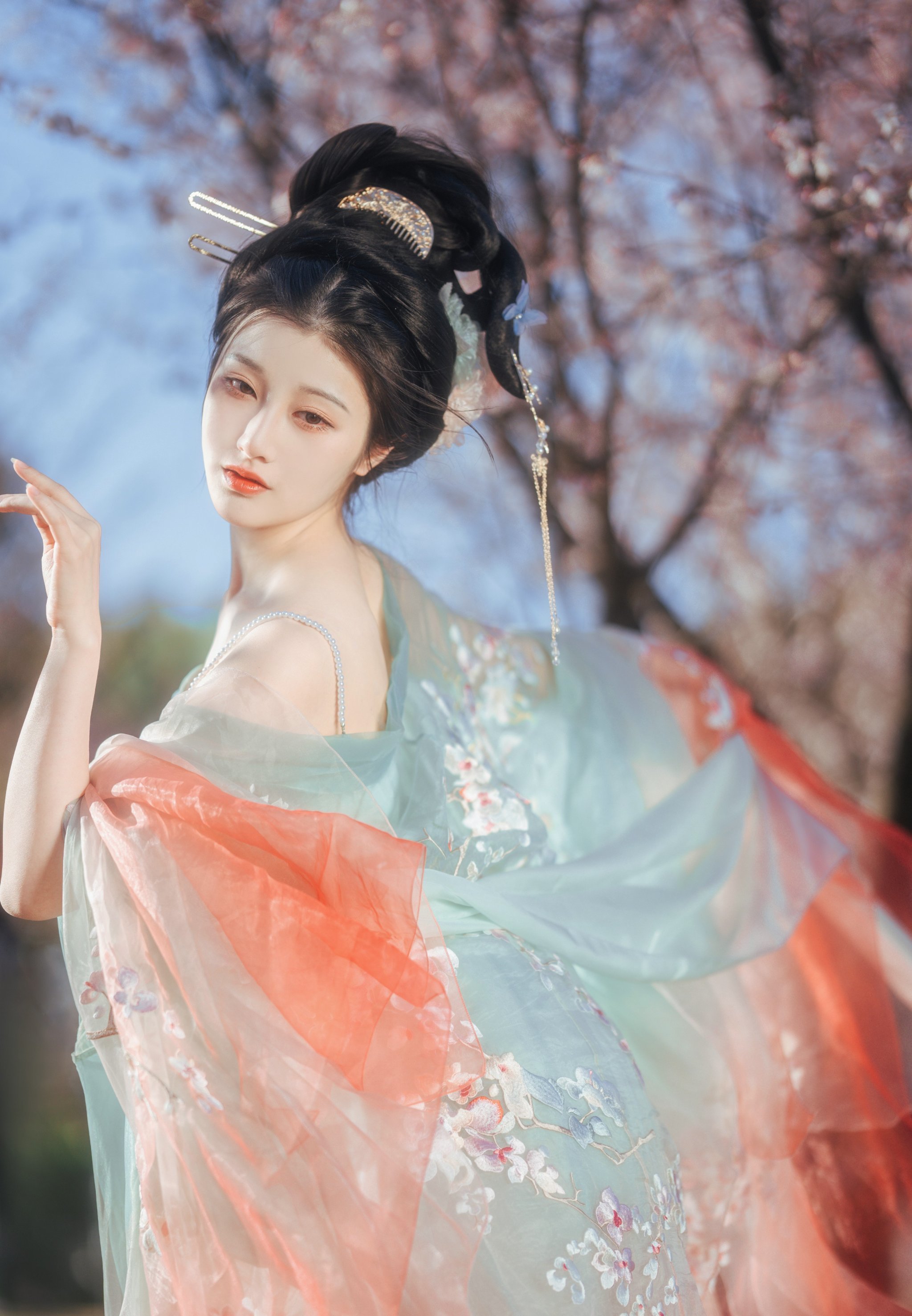 Hanfu poses beneath pear blossoms 2.jpg