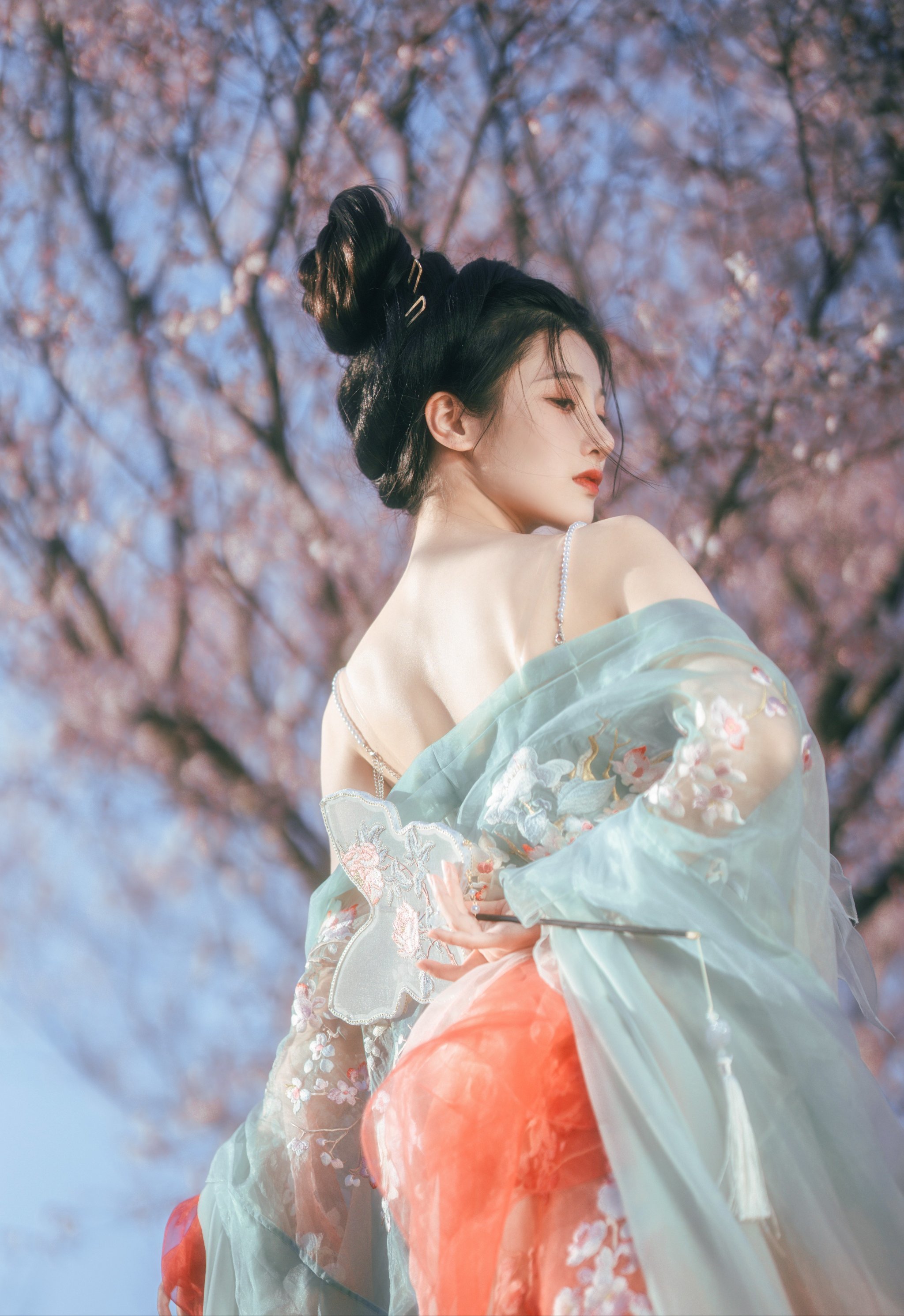 Hanfu poses beneath pear blossoms 3.jpg