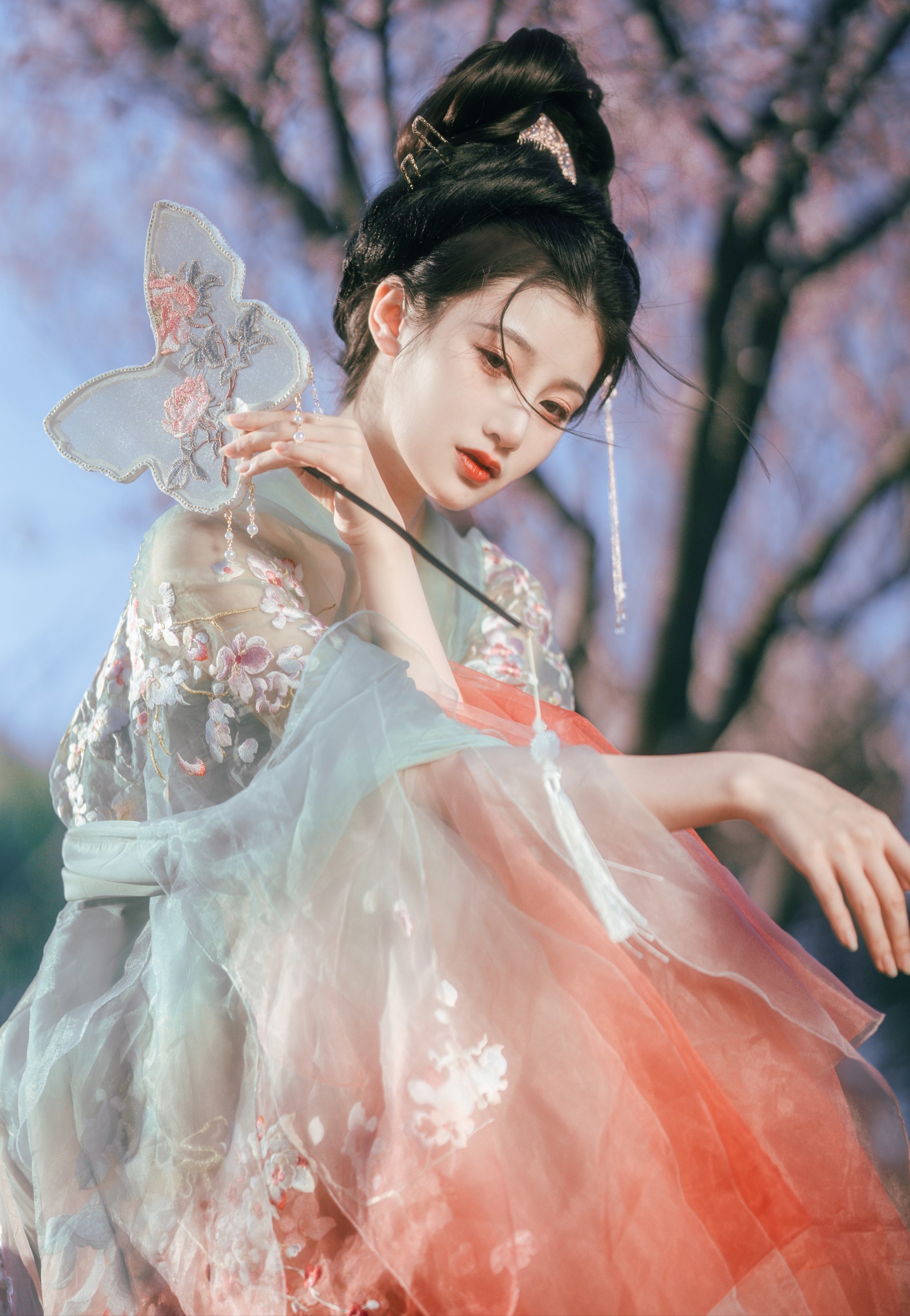 Hanfu poses beneath pear blossoms 4.jpg