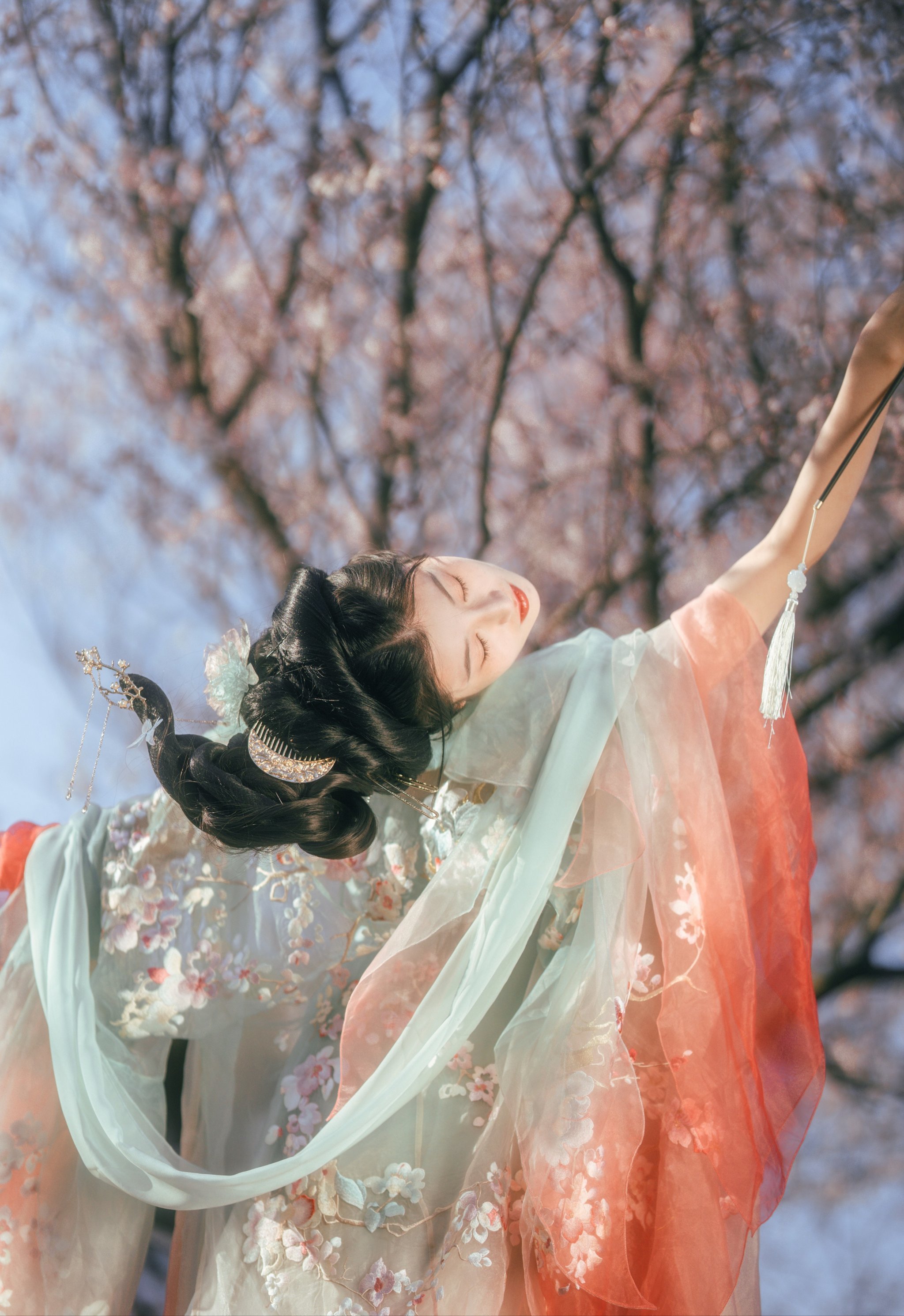 Hanfu poses beneath pear blossoms 5.jpg