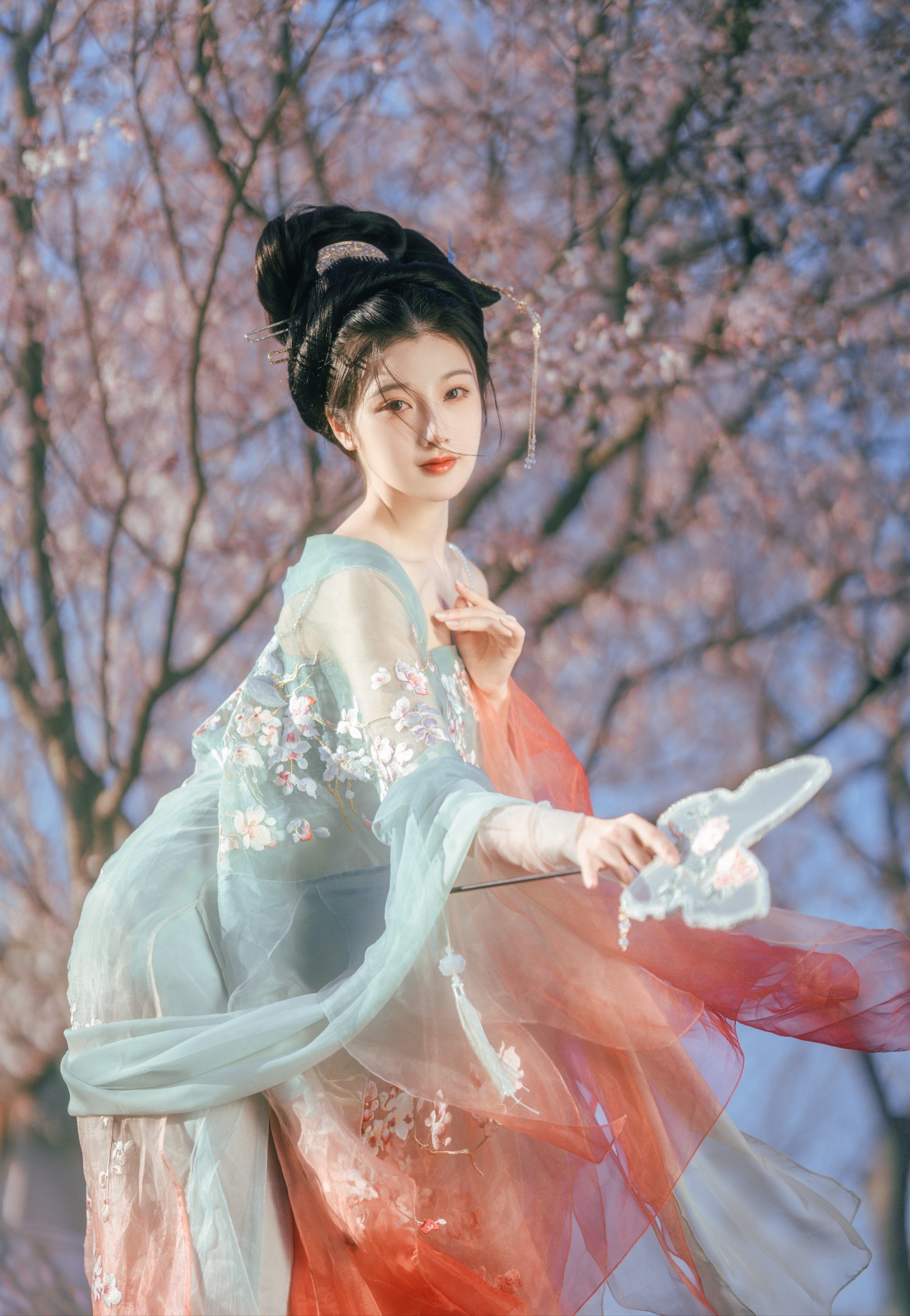 Hanfu poses beneath pear blossoms 6.jpg