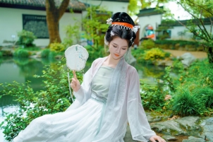 Hanfu beauty after the rain