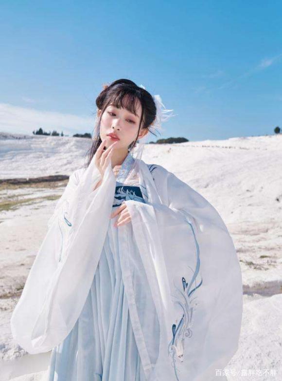 Hanfu, not just because it's beautiful, but also because of the profound meaning it contains.