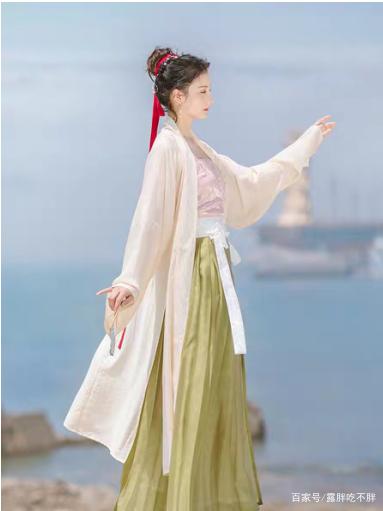 Hanfu, not just because it's beautiful, but also because of the profound meaning it contains.
